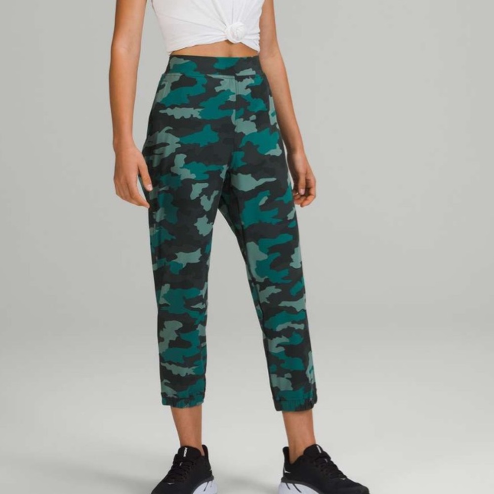Lululemon Adapted State High-Rise
Jogger Crop 23"